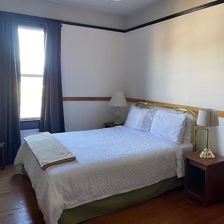Royal Hotel Чилливак Экстерьер фото
