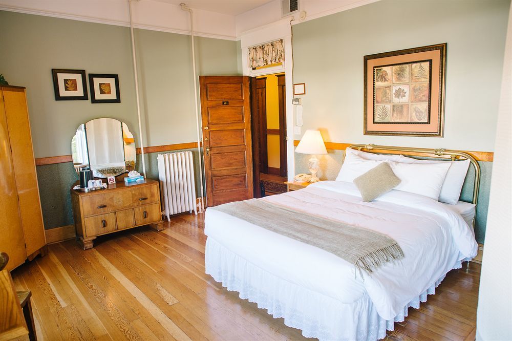 Royal Hotel Чилливак Экстерьер фото