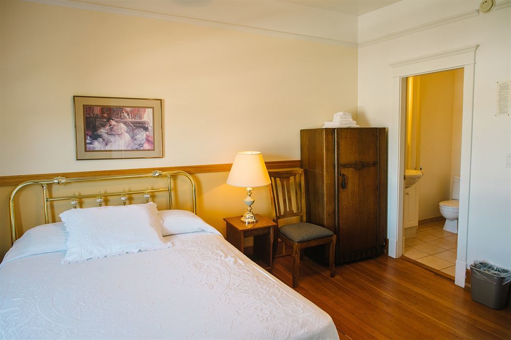 Royal Hotel Чилливак Экстерьер фото